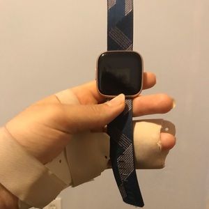 🌸🌸SOLD🌸🌸Fitbit Versa 2 watch with charger